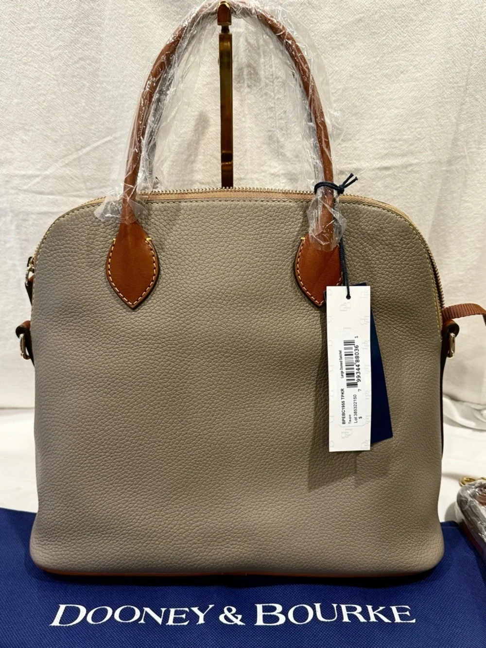 NWT Dooney & Bourke Pebbled Grain Taupe Leather Domed Satchel. - Picture 4 of 10